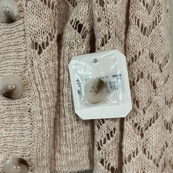 Beige cropped crochet style cardigan - Picture 5 of 7